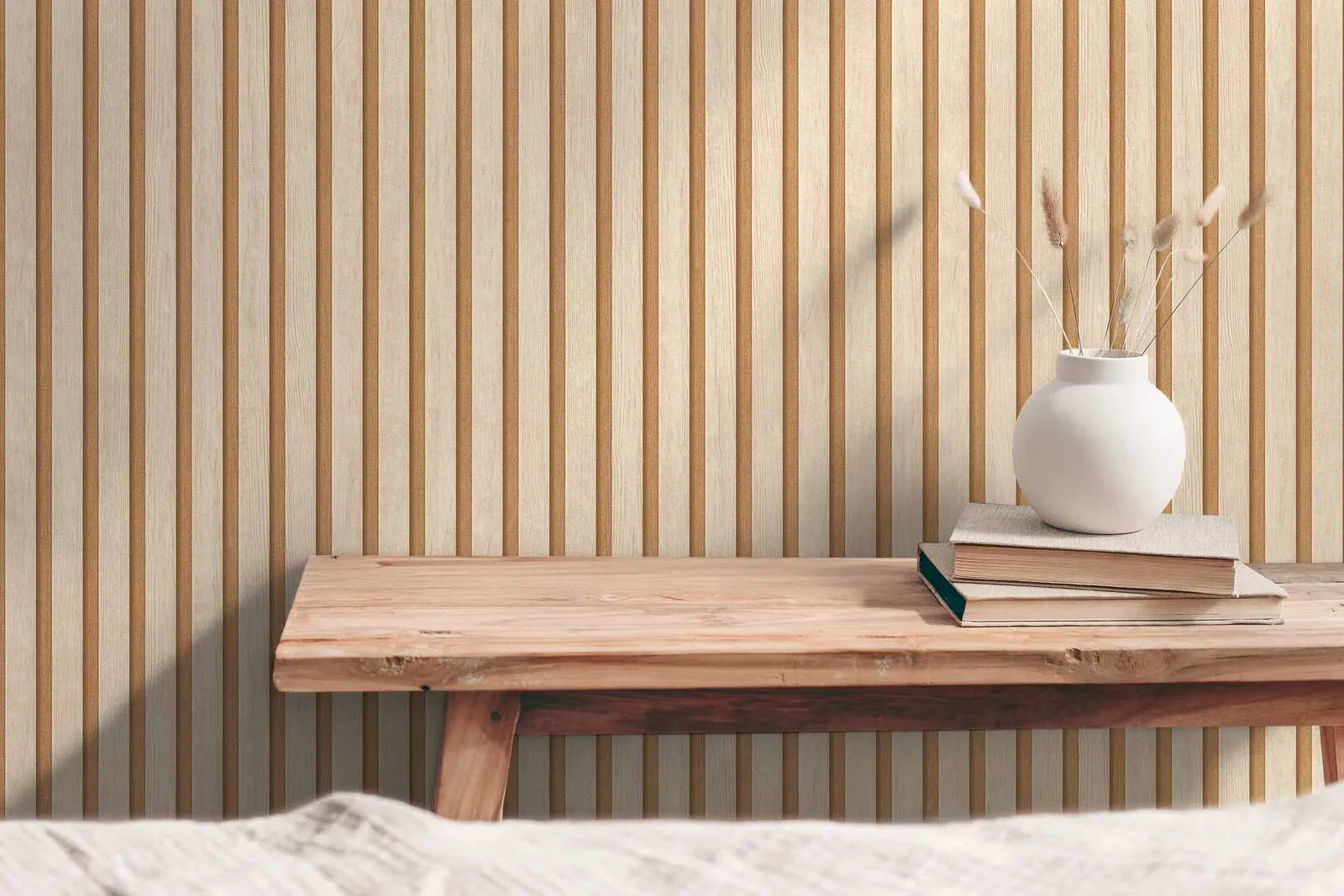 Bēšas svītrainas koka imitācijas tapetes ar spīdīgu virsmu harmoniskā viesistabā. SKU: 3000334, AS Creation.