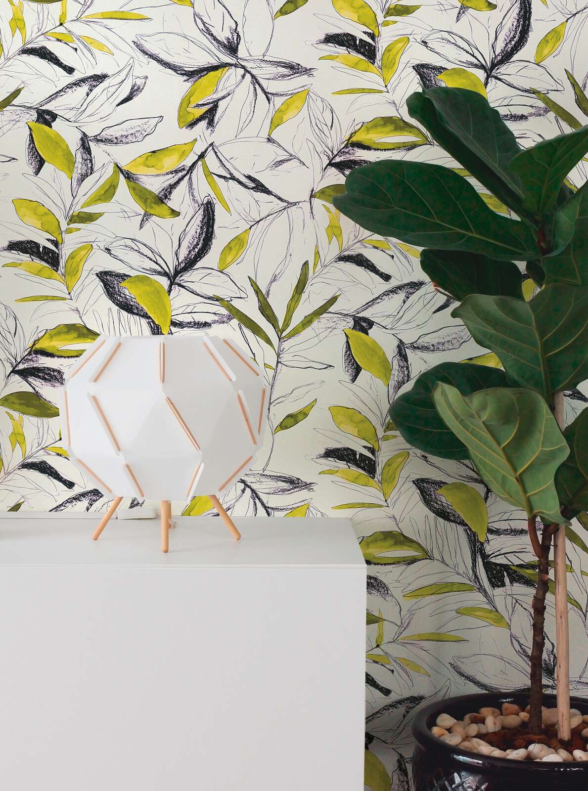 Zaļas dekoratīvas tapetes ar dzīvīgu lapu motīvu svaigā viesistabas interjerā. SKU: 3012503, AS Creation.