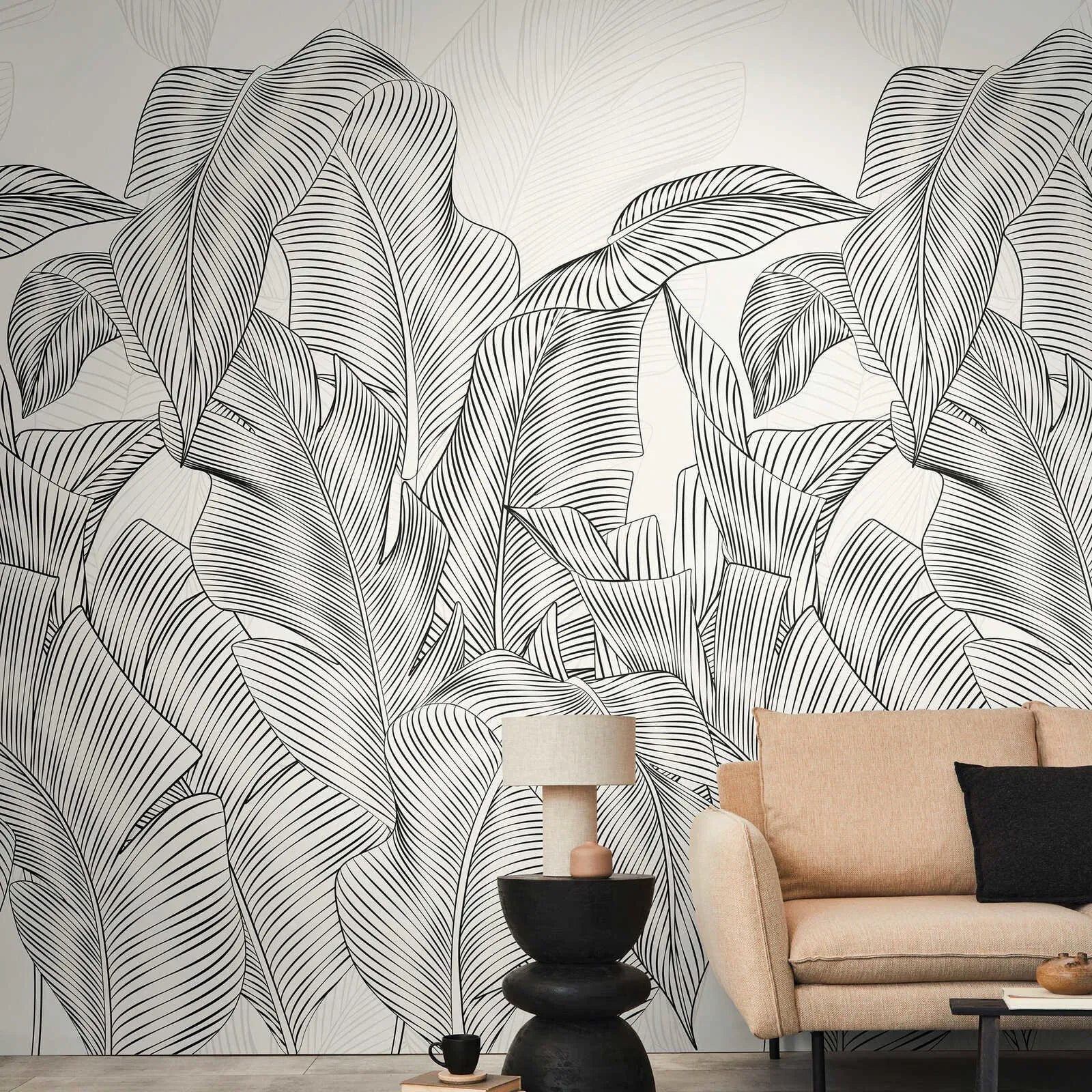 Melnbaltas dekoratīvas tapetes ar grafisku lapu motīvu modernā viesistabā. SKU: 3013153, AS Creation.