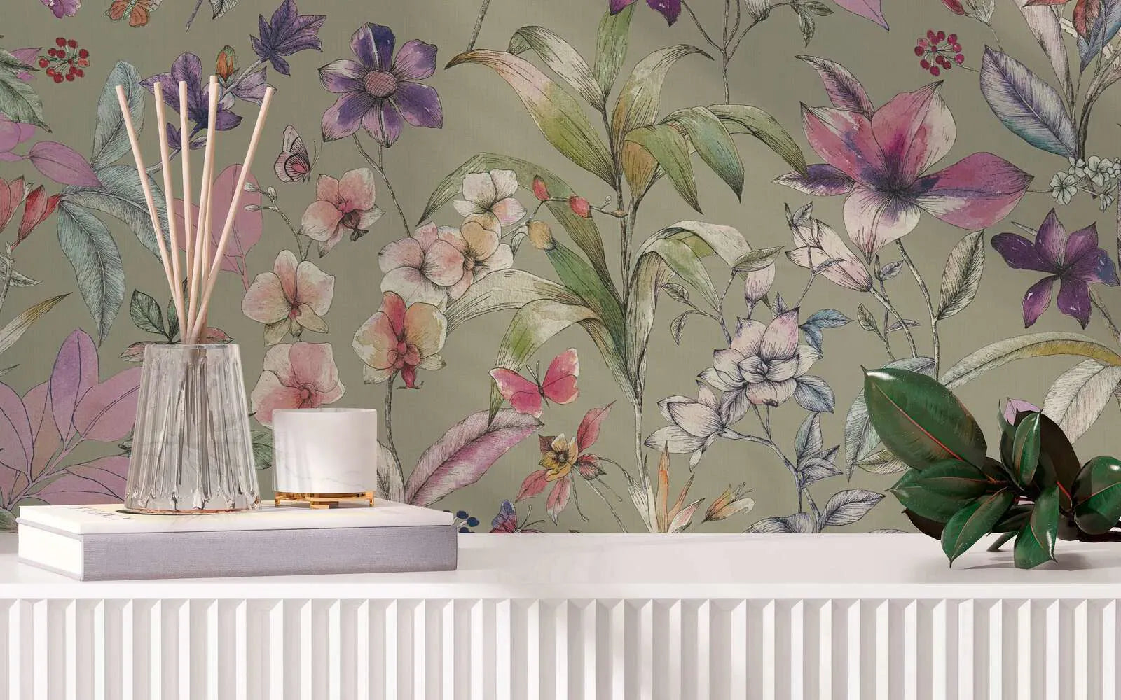 Zaļas un violetas dekoratīvas tapetes ar matētu ziedu motīvu radošā viesistabas interjerā. SKU: 3012501, AS Creation.