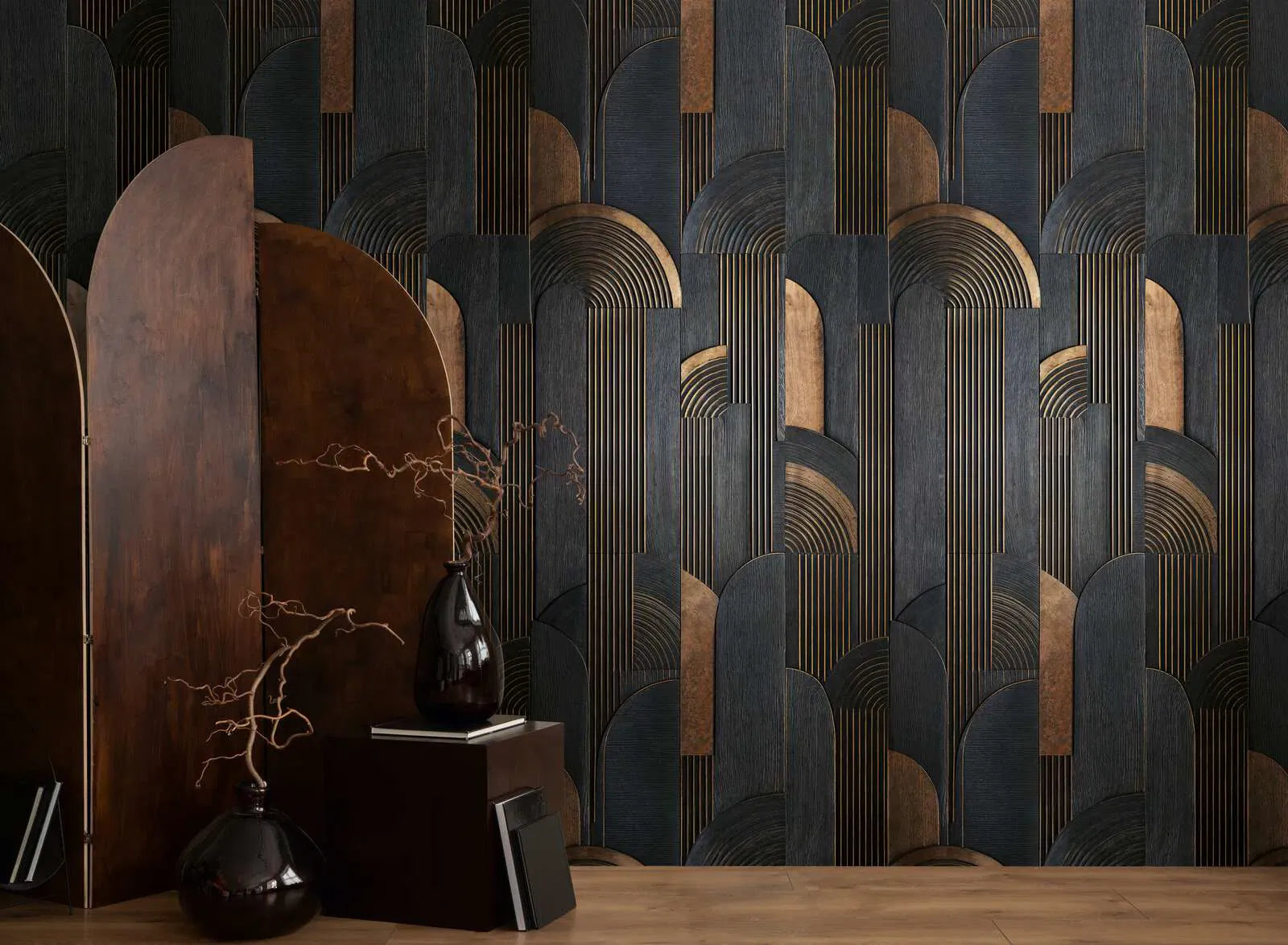Melnas un brūnas dekoratīvās tapetes ar modernu Art Deco rakstu elegantā viesistabas interjerā. SKU: 3013142, AS Creation.