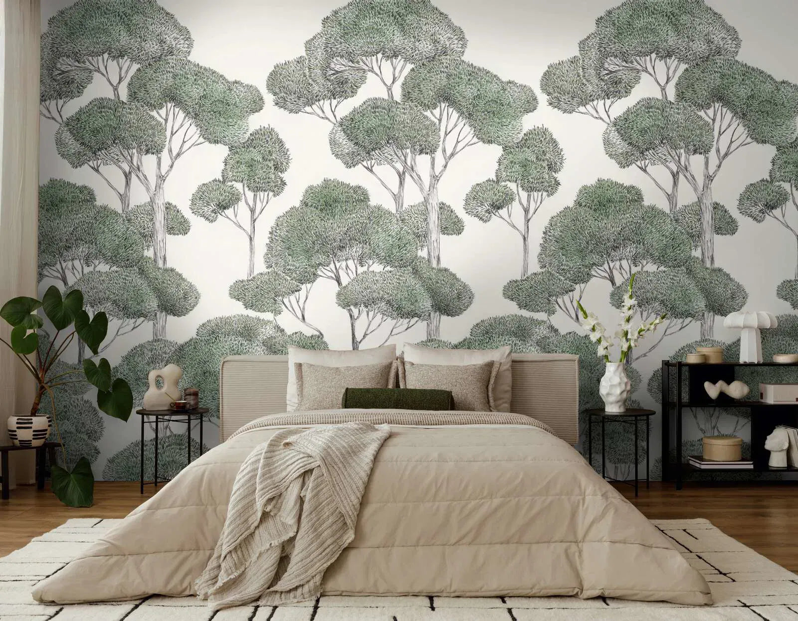 Zaļi baltas dekoratīvās tapetes ar stilizētu koku motīvu mierīgā viesistabas interjerā. SKU: 3013146, AS Creation.