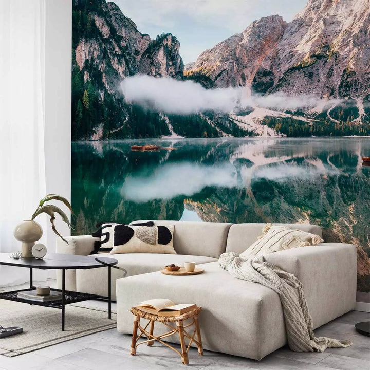 Fototapetes - Ainava ar koka māju un laivām uz kalnu fona, 150968