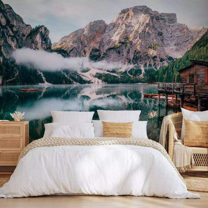 Fototapetes - Ainava ar koka māju un laivām uz kalnu fona, 150968