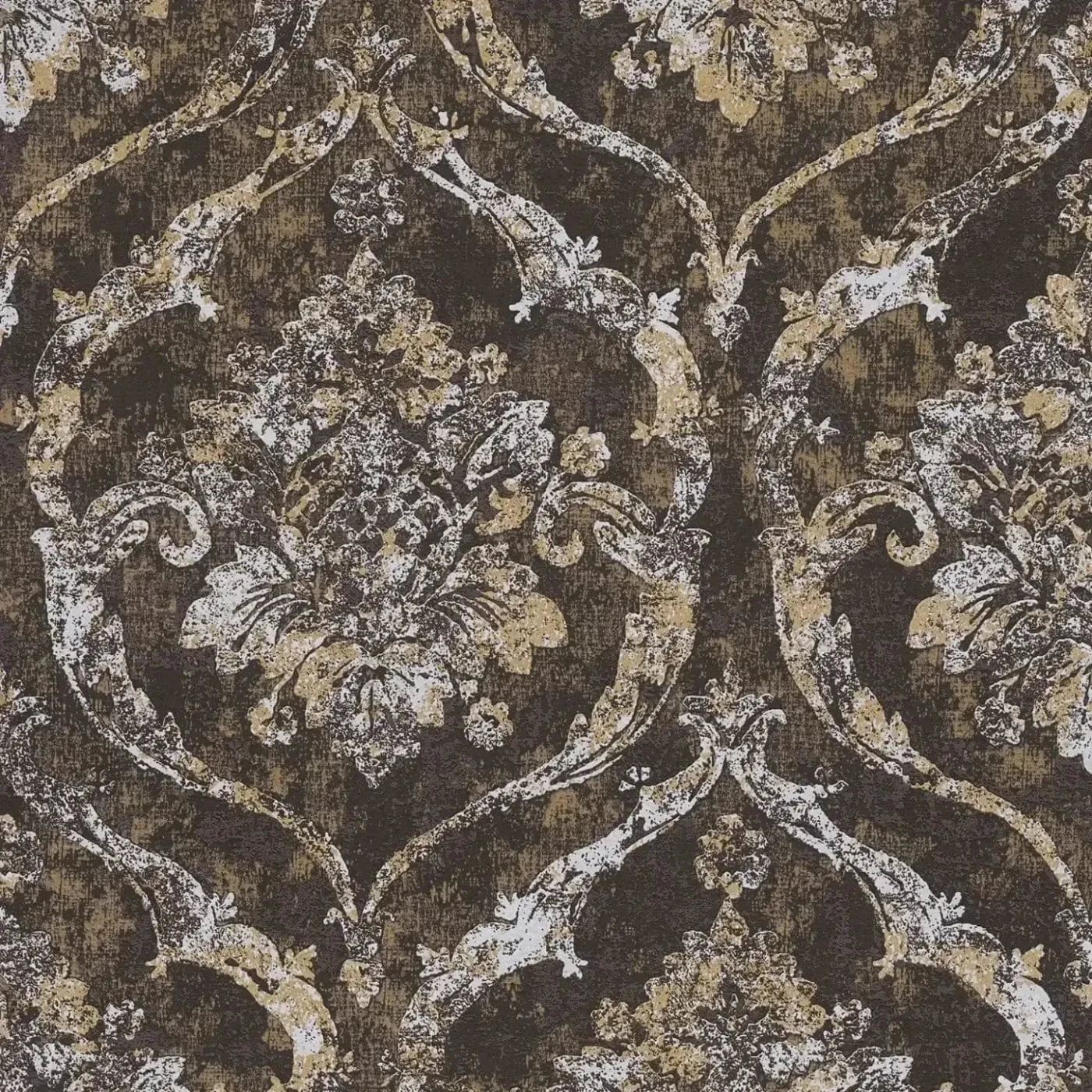 Tuvplāns: tumši brūnas baroka stila tapetes ar izteiktu reljefu tuvumā. SKU: 3007262, AS Creation.