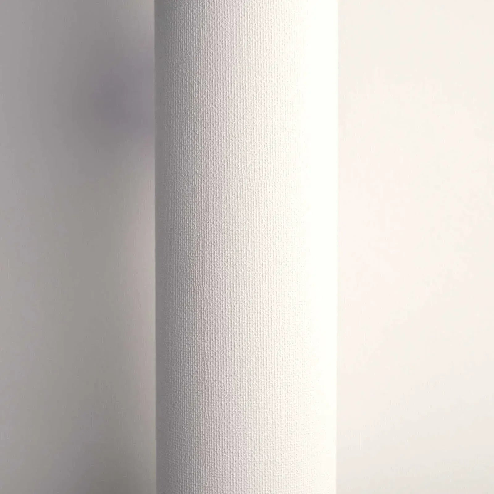 Baltu vienkrāsainu tapešu tuvplāns ar vieglu un matētu virsmas tekstūru. SKU: 1371143, AS Creation.