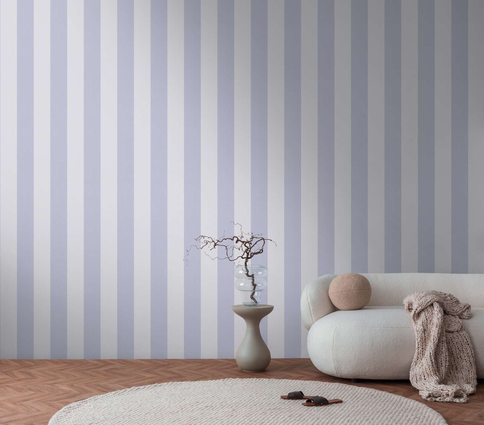 Flizelīna tapetes ar svītrām un tekstila faktūru violetā krāsā – Elegants akcents ar izsmalcinātu tekstūru | 1411120 AS Creation