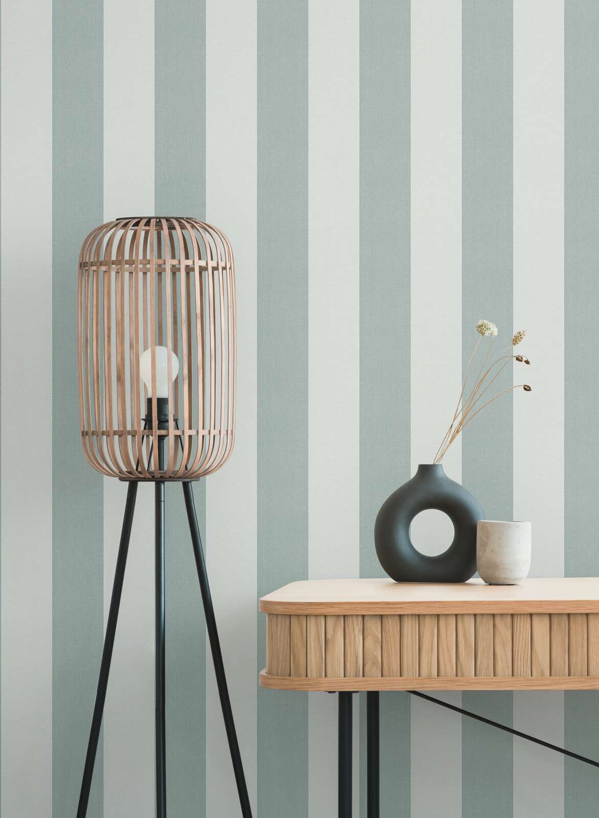 Flizelīna tapetes ar svītrām un tekstila faktūru zaļā krāsā – Dabīgs ritms un faktūra jūsu sienām | 1411127 AS Creation