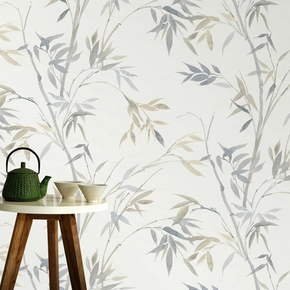 Pelēkas tropiskās lapas uz balta fona – flizelīna tapetes modernam interjeram Erismann