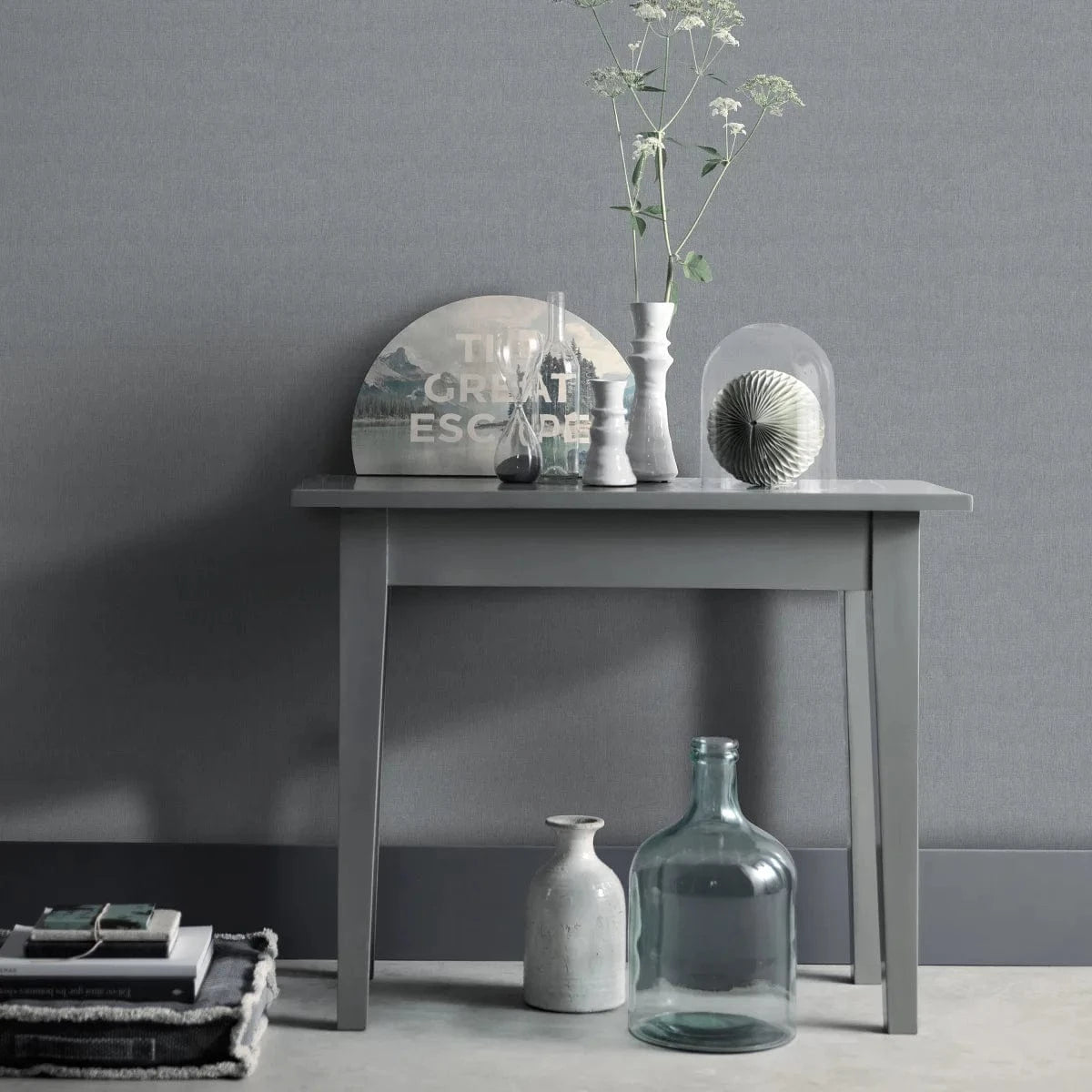 Flizelīna tapetes ar tekstila faktūru tumši pelēkā krāsā – moderns un elegants sienu risinājums Erismann