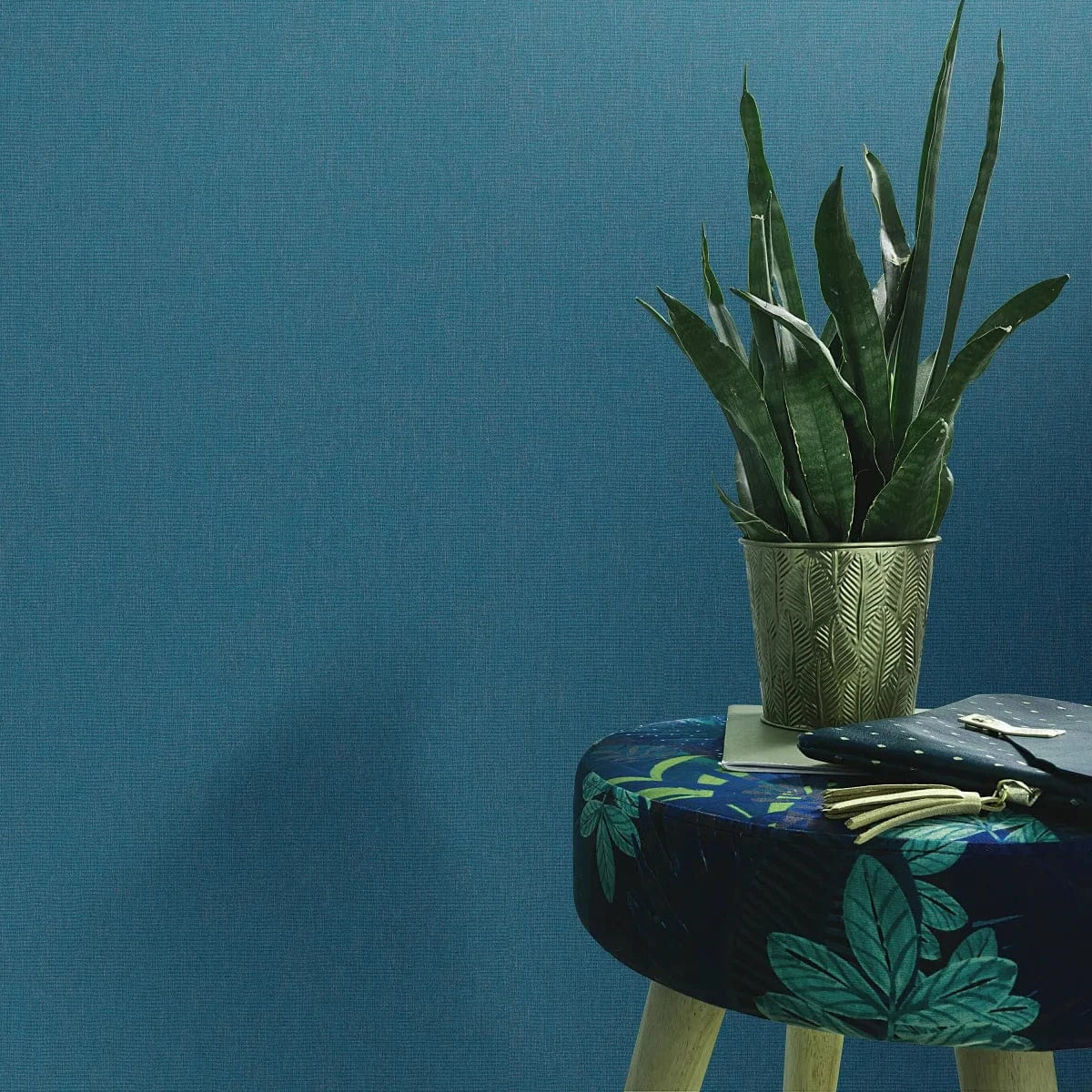 Flizelīna tapetes ar tekstila faktūru tumši zilā krāsā – elegants un grezns dizains sienām Erismann