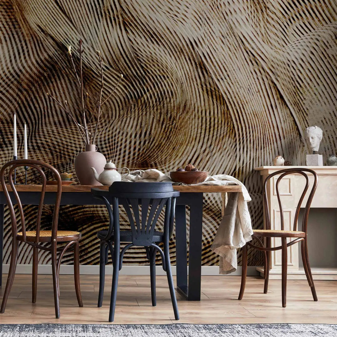 Abstrakta fototapete ar hipnotisku 3D efektu, kurā attēlotas plūstošas, viļņotas līnijas brūnos tņos viesistabas inetrjerā ar galdu