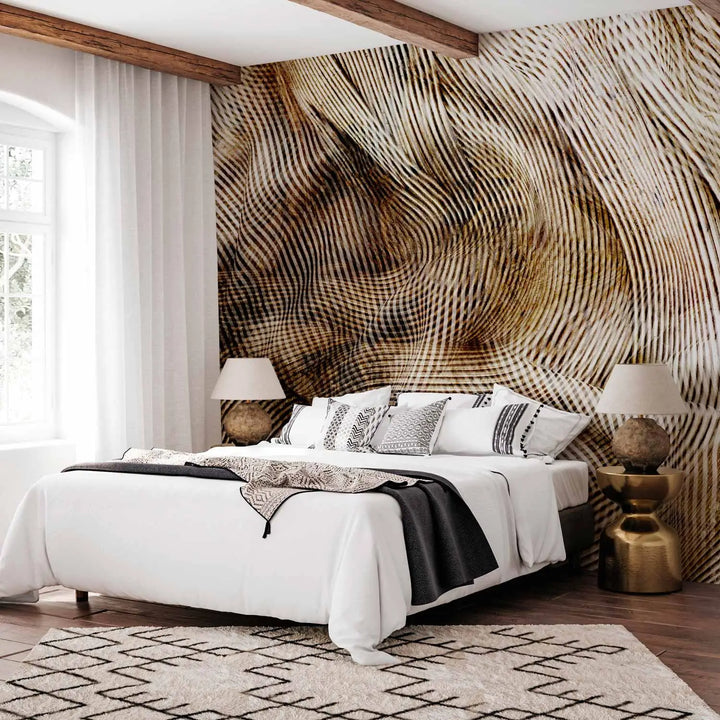 Abstrakta fototapete ar hipnotisku 3D efektu, kurā attēlotas plūstošas, viļņotas līnijas brūnos toņos - guļamistasbas interjerā ar baltu gultu