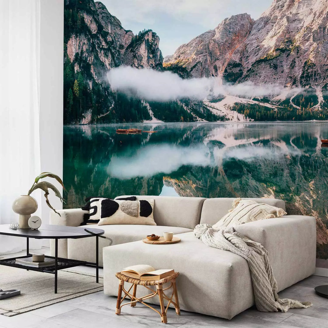 Fototapetes - Ainava ar koka māju un laivām uz kalnu fona G-ART