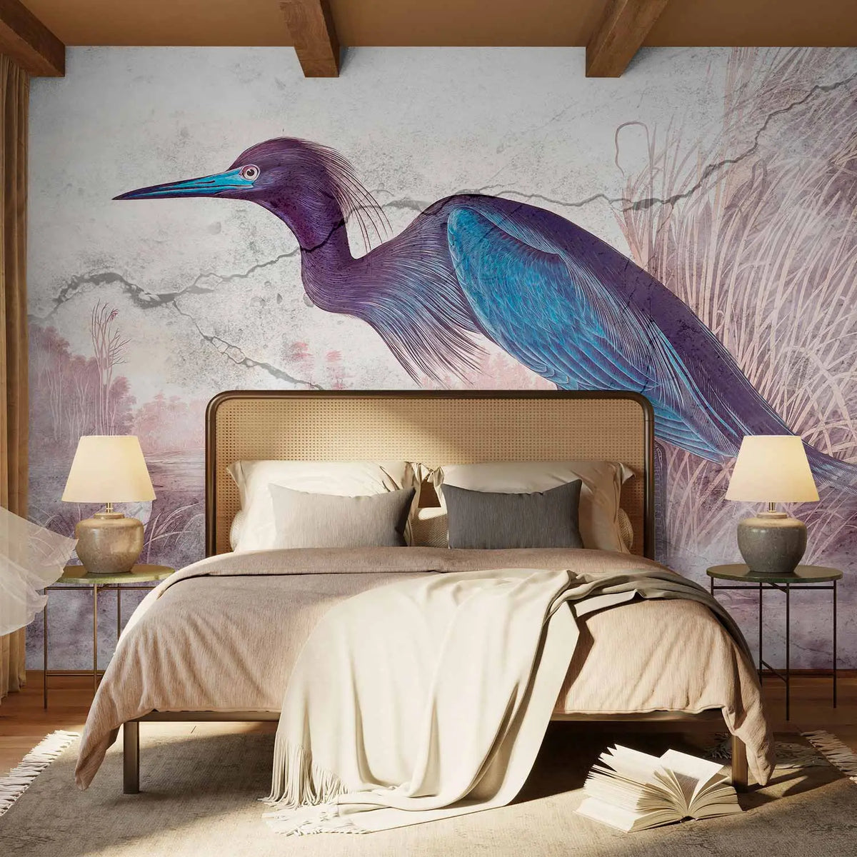 Fototapete ar zeltītām dzērvēm un dabas motīvu guļamistabas interjerā aiz divguļamās gultas ar baltu un silti brūnu gultasveļu un koka dēļu grīdas