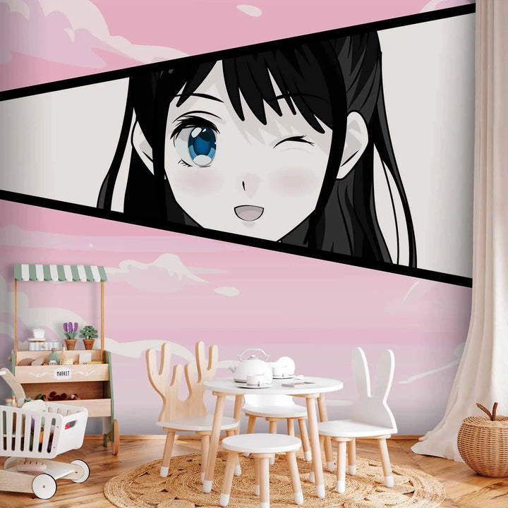 Fototapete ar anime meitenes tēlu rozā toņos bērnu rotaļu istabā aiz maza tējas galdiņa ar bērnu krēsliņiem, rotaļu ratiņiem un pīta paklāja