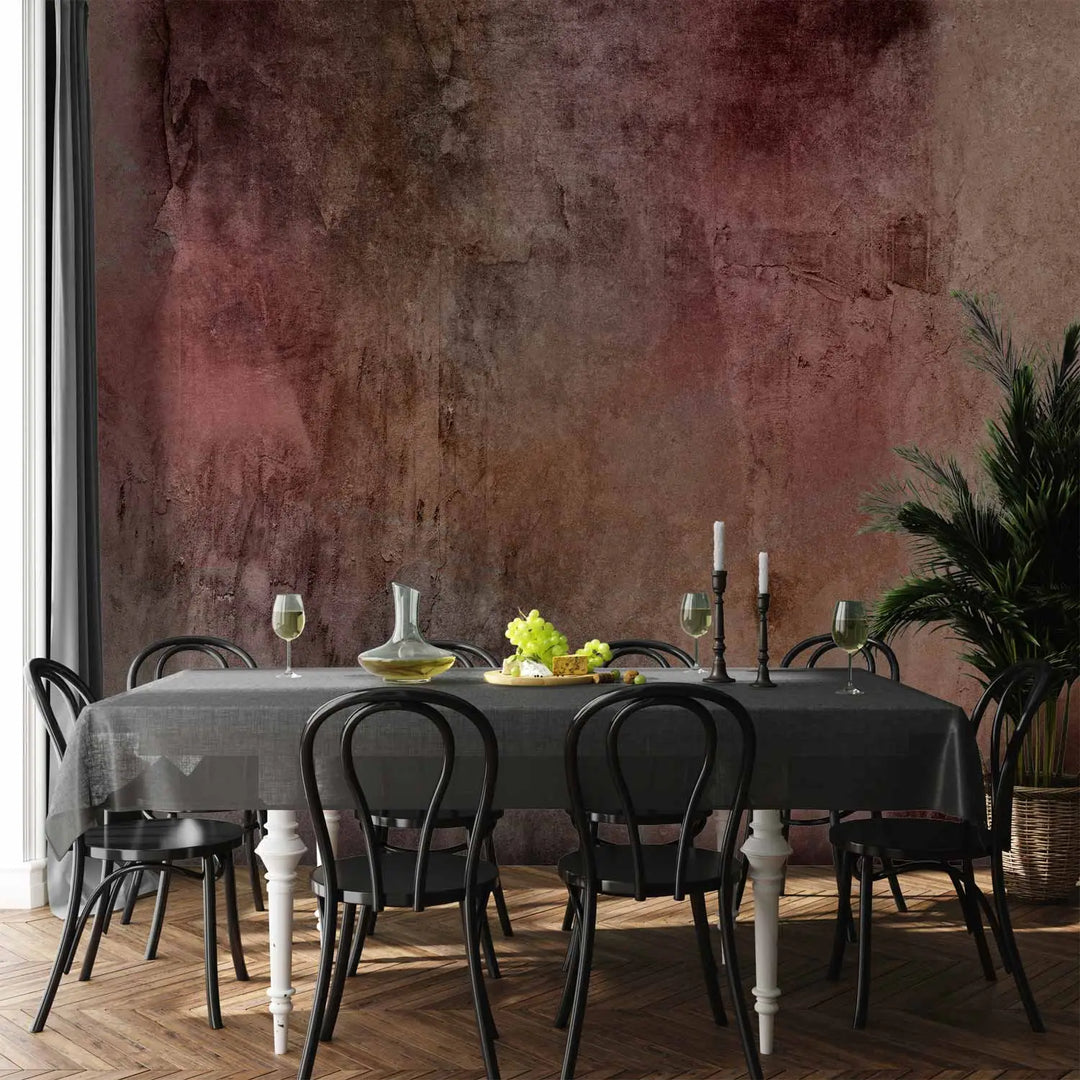 Mākslinieciska fototapete ar dekoratīvā apmetuma efektu sārtos toņos uz liela melna galda fona