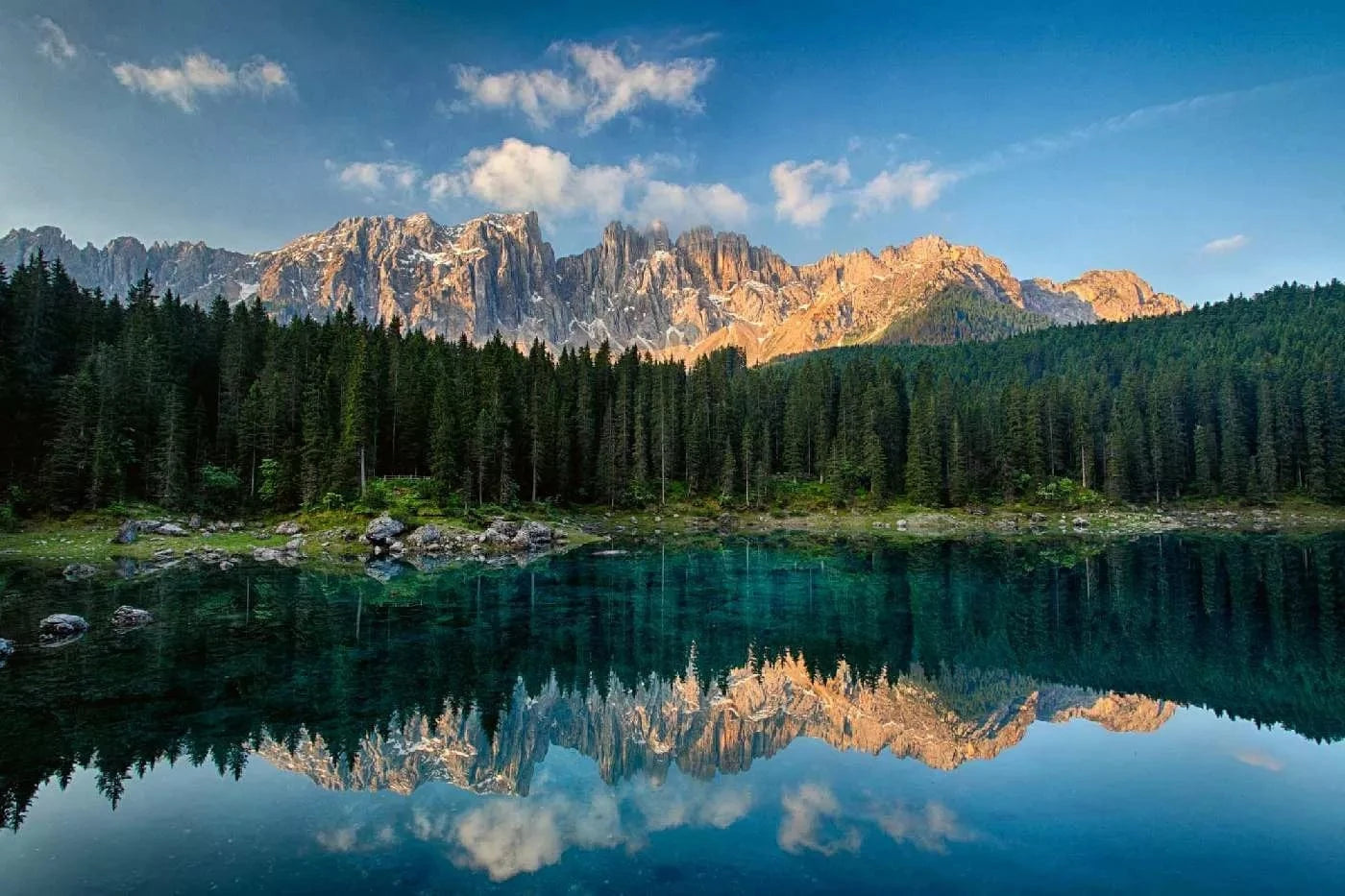 Fototapetes ar dabu - Lago di Carezza ezers, zilā, zaļā krāsā D-ART