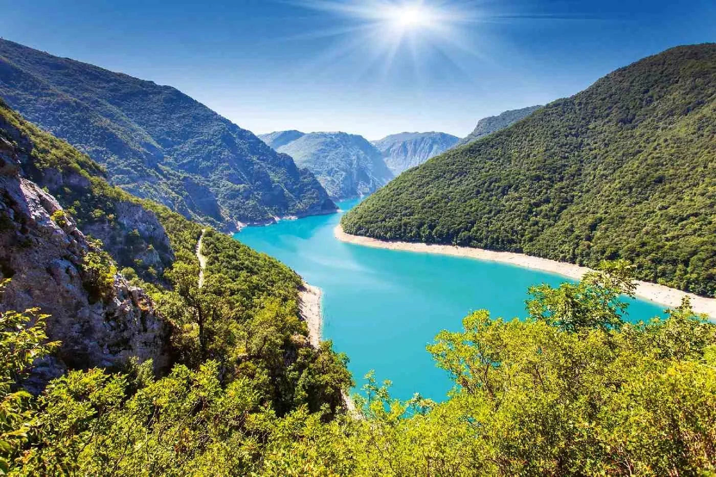 Fototapetes ar dabu - Piva kanjona ezers, zilā, zaļā krāsā D-ART