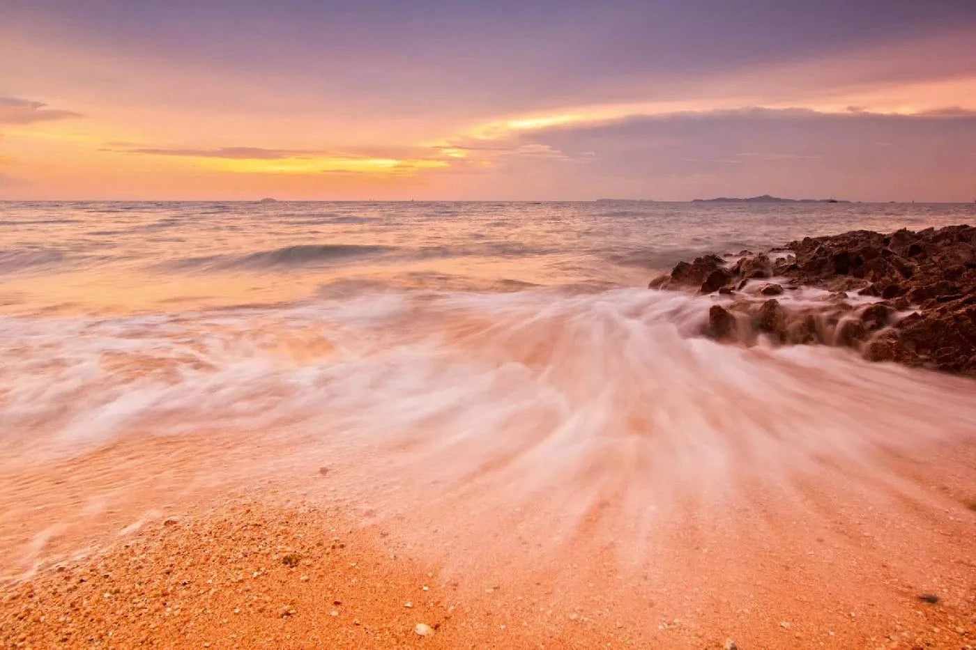 Fototapetes ar skaistu ainavu - Saulriets jūrā - mierīgai atmosfērai D-ART