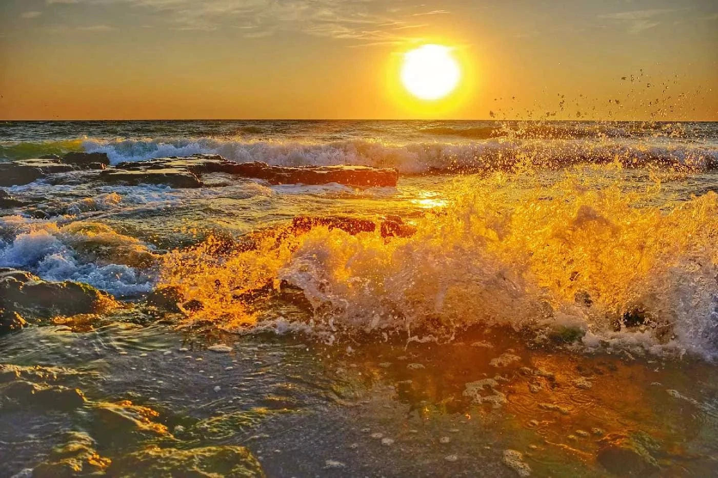 Fototapetes ar jūras viļņiem - Saullēkts virs jūras oranžā toņos D-ART