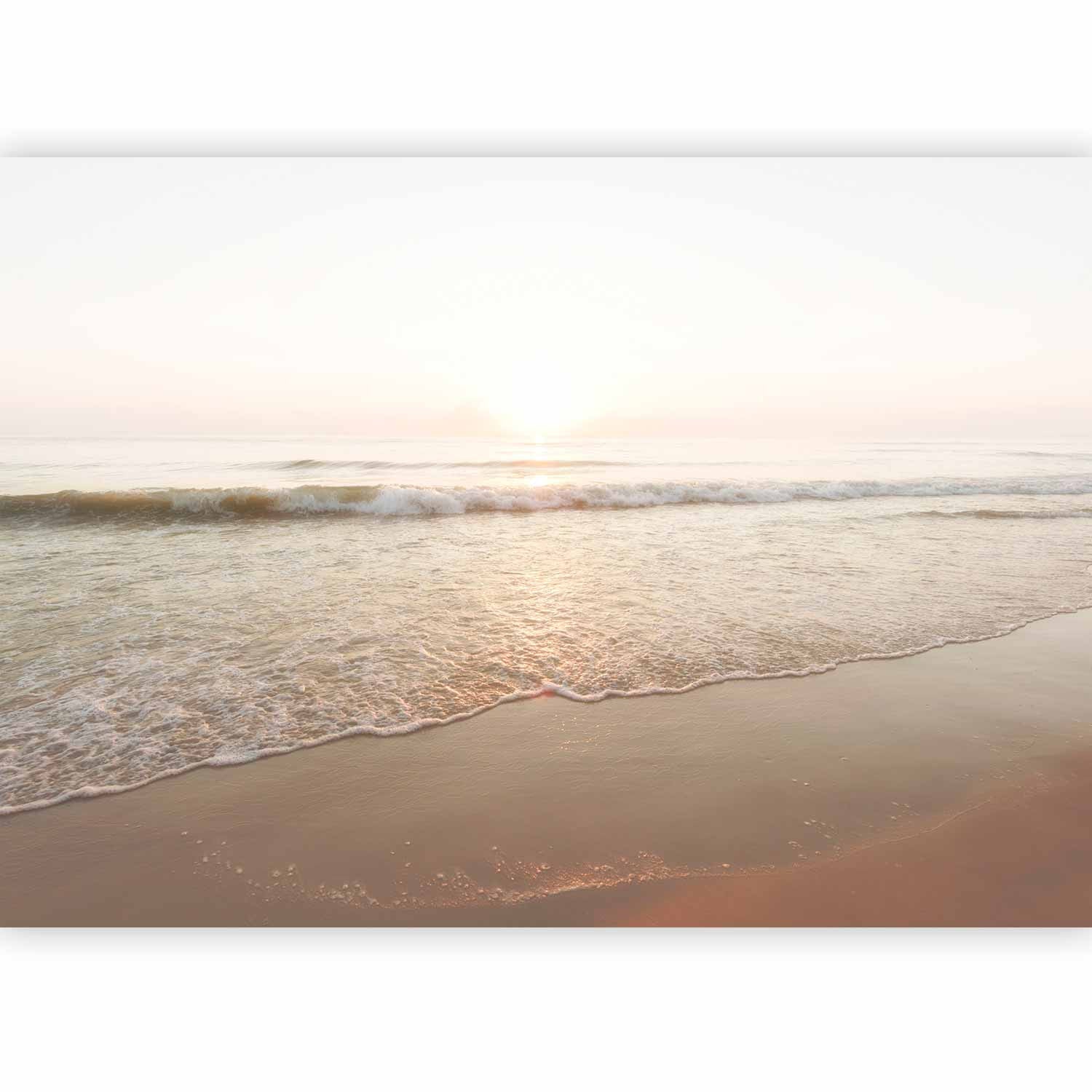 Fototapetes - Smilšainā pludmalē - saullēkts virs jūras ar viļņiem G-ART