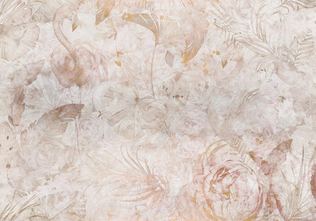 Eleganta vintage stila fototapete ar flamingo siluetiem, ziediem, tropu lapām un zeltītiem akcentiem maigos pūderkrāsas toņos
