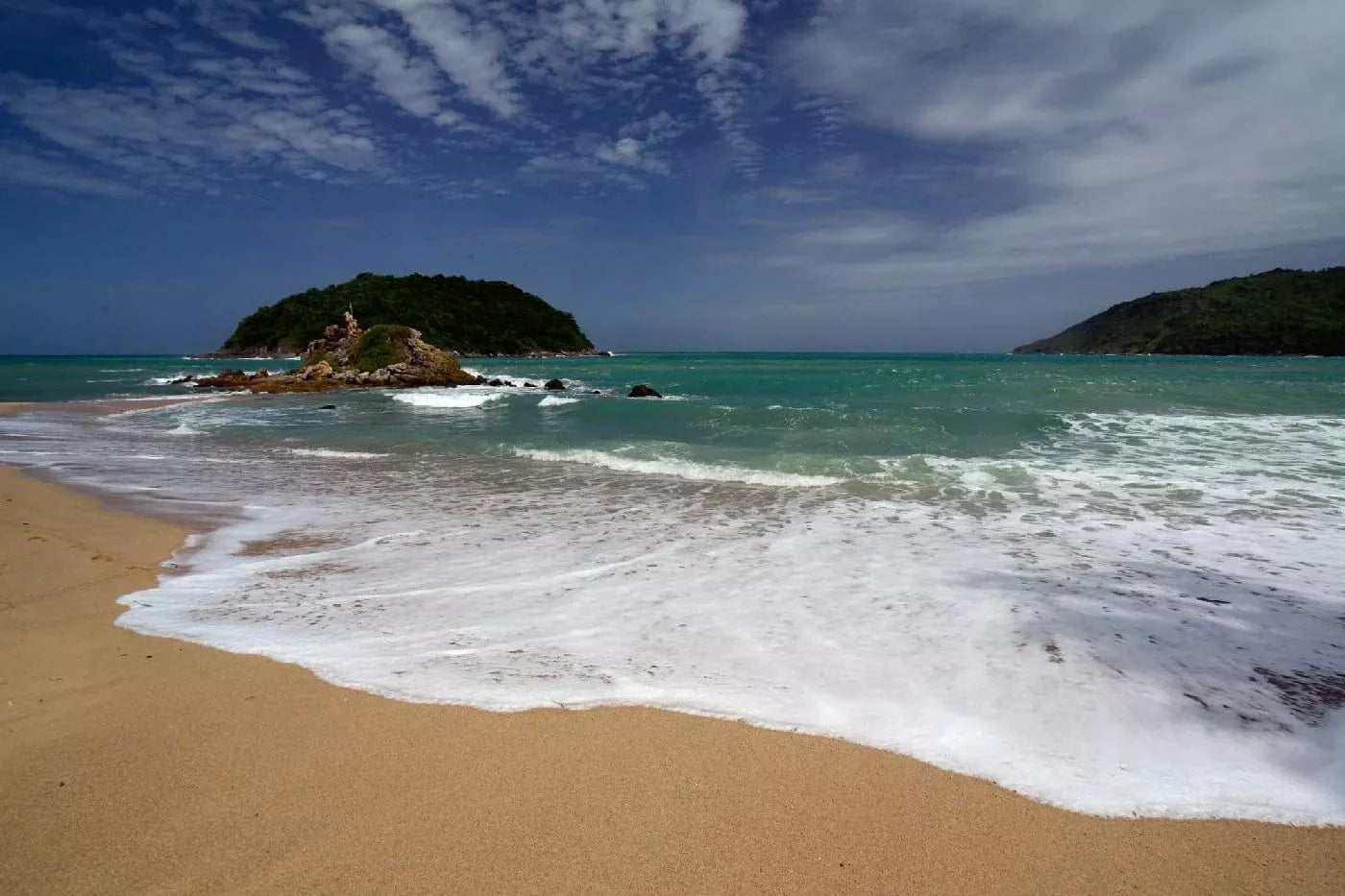 Fototapetes ar tropisko pludmali - Puketa Taizeme, zaļa, zila D-ART