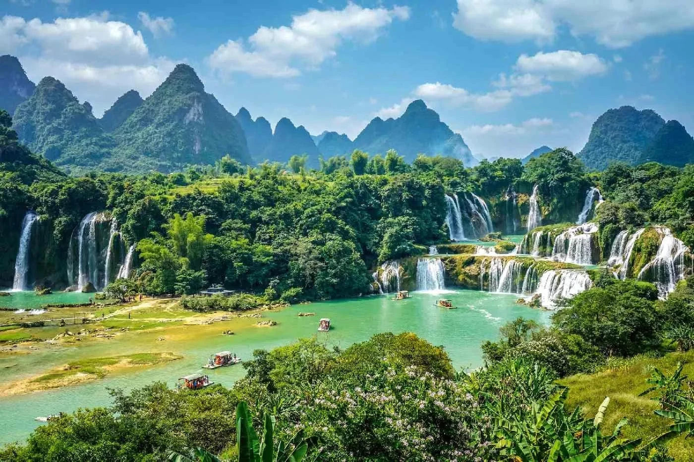 Fototapetes ar ūdenskritumu - Detian ūdenskritums uz kalna fona D-ART