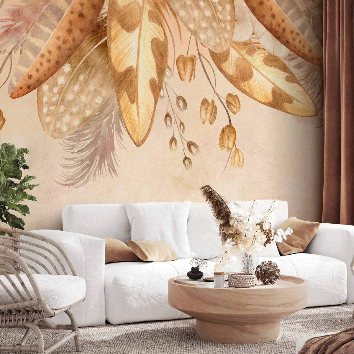 Fototapete ar boho stila spalvu motīvu viesistabas interjerā aiz balta dīvāna ar koka kafijas galdiņu, pītu krēslu un paklāju