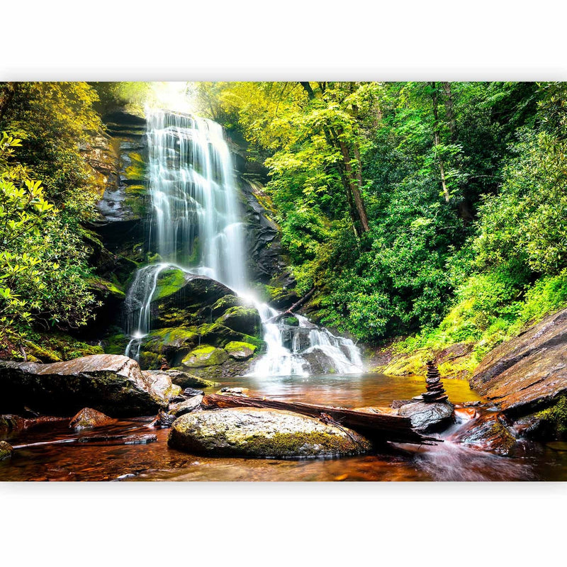 Valokuvatapetti - Luonnon ihme - maisema, jossa vesiputous virtaa kallioiden poikki metsän keskellä, 60061 g -At