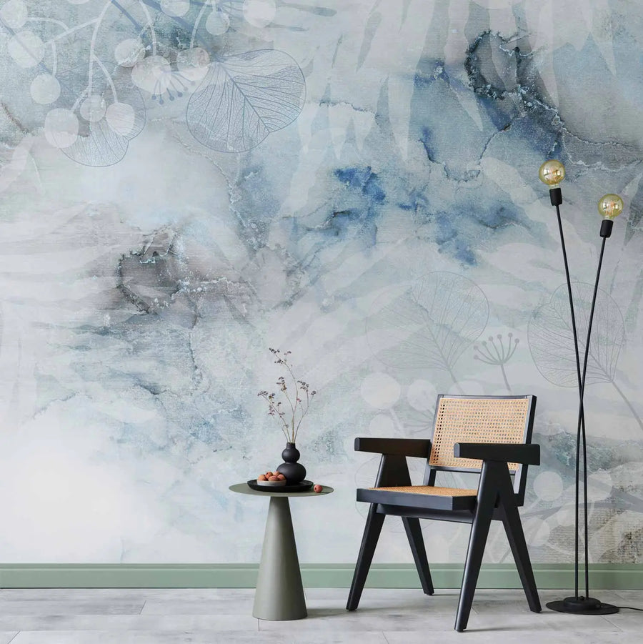 Gaisīga fototapete ar gaišziliem un pelēkiem akvareļa plūdumiem, ko rotā smalki, balti un caurspīdīgi augu, lapu un ogu zīmējumi.
