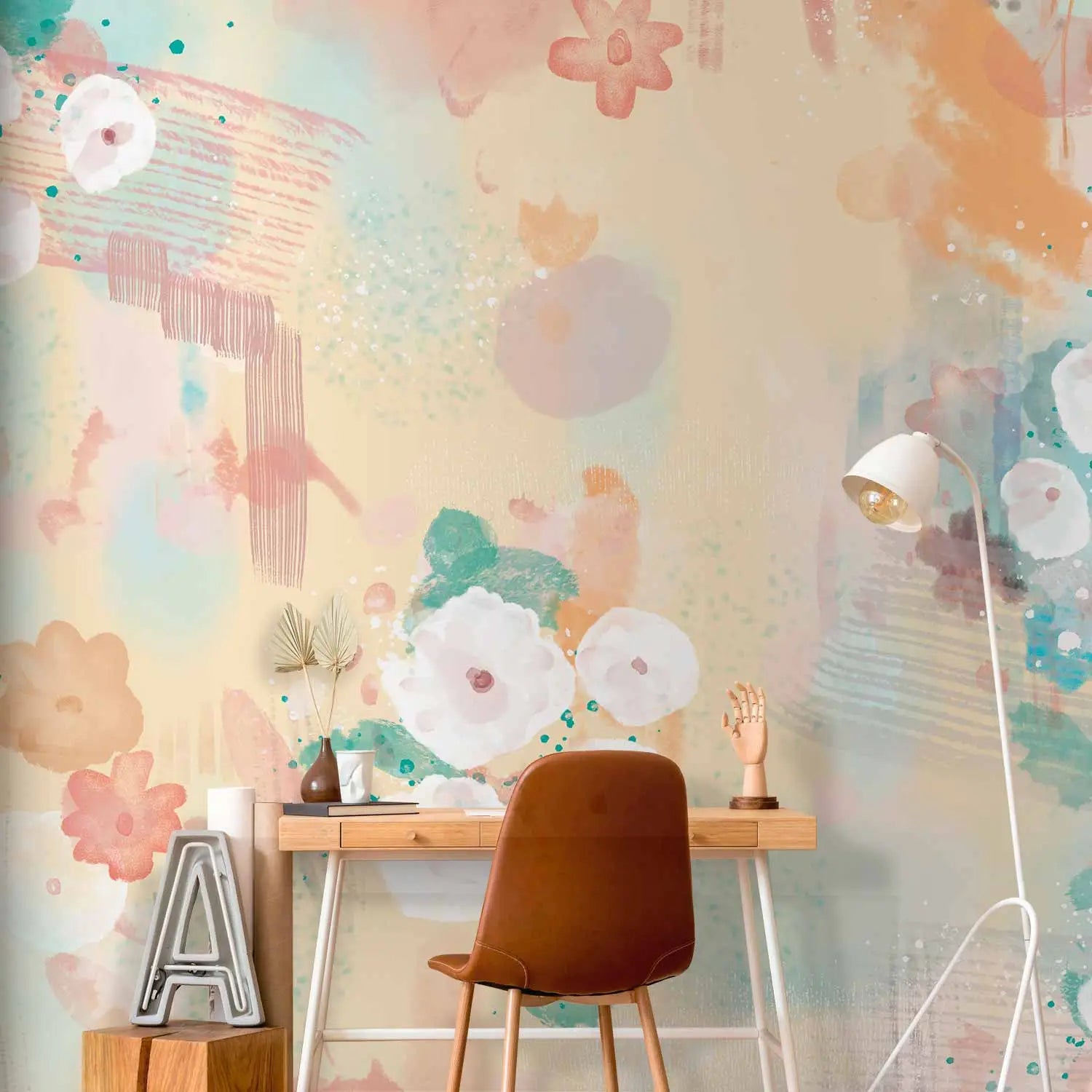 Abstrakta fototapete ar akvareļu tehnikā gleznotiem ziediem balta un persiku krāsā uz gaiši dzeltena fona ar piparmētru zaļiem un ziliem krāsu laukumiem.
