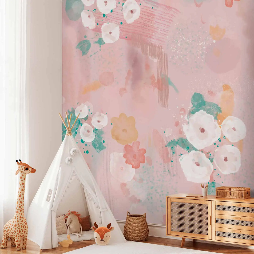 Abstrakta ziedu fototapete uz maigi rozā akvareļu  un persiku krāsas ziedu motīviem - istabas interjerā