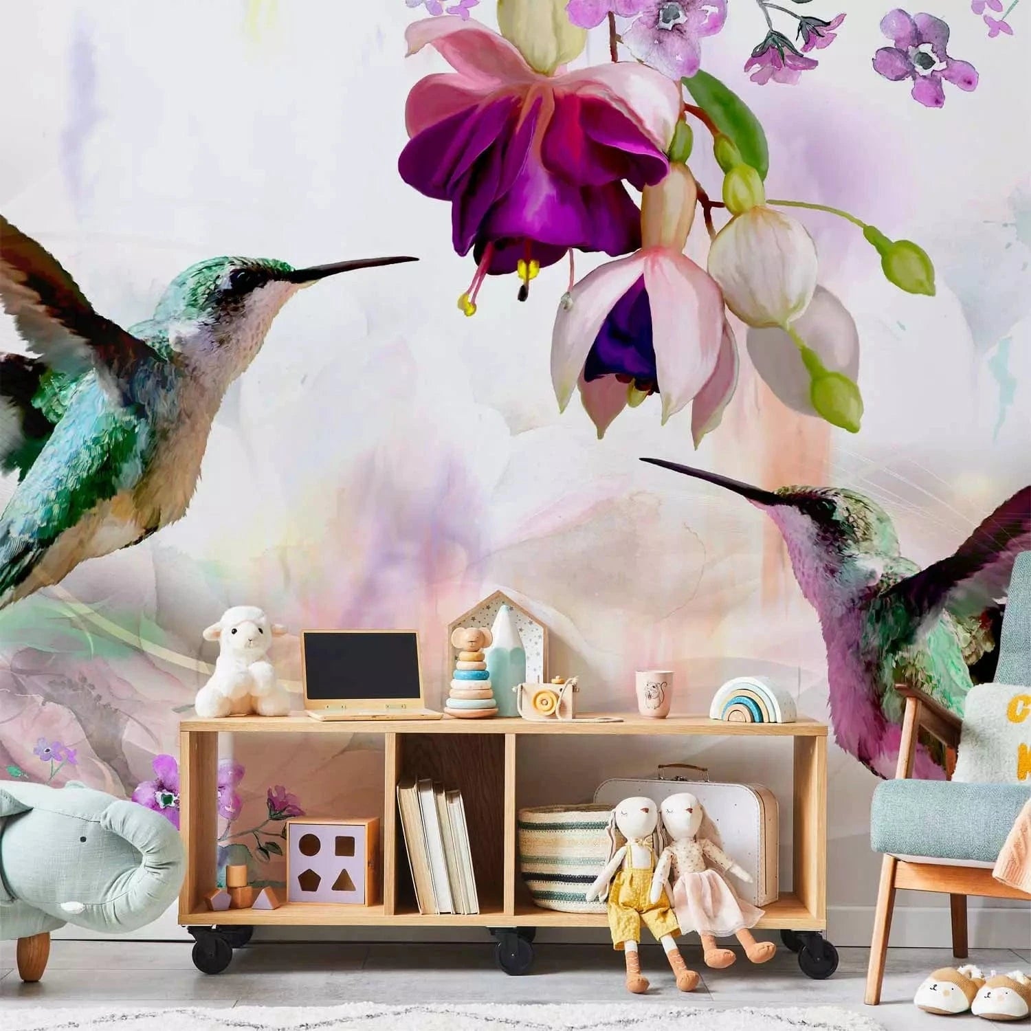 Fototapetes - Kolibri uz krāsainu ziedu fona violetos un rozā toņos G-ART