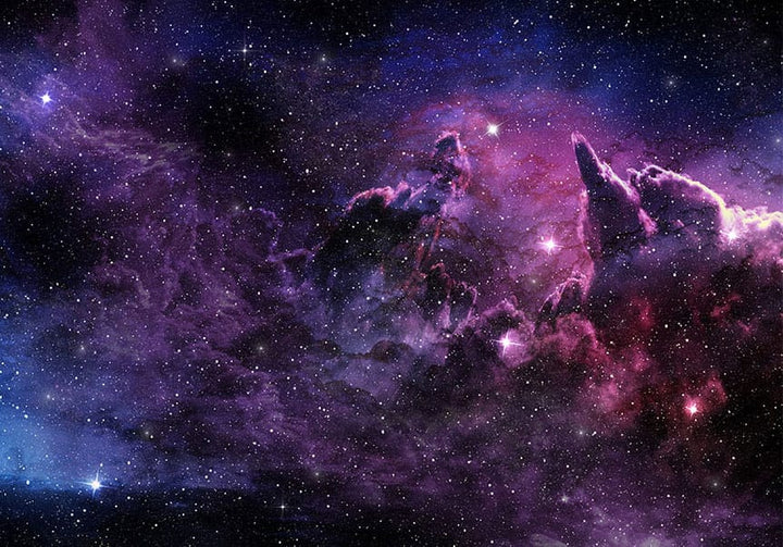Augstas izšķirtspējas dziļā kosmosa fototapete ar košu purpura un magenta krāsas miglāju, neskaitāmām zvaigznēm un tālām galaktikām.