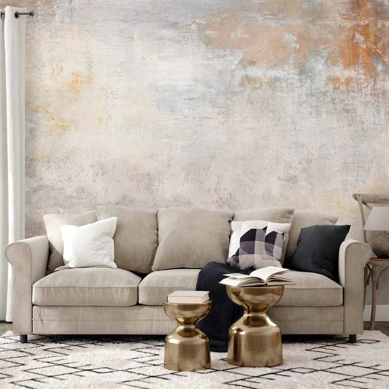 Abstrakta fototapete ar audekla vai nolietota apmetuma efektu gaiši pelēkos, baltos un siltos brūnos toņos ar mākslinieciskiem triepieniem un teksturētu virsmu.
