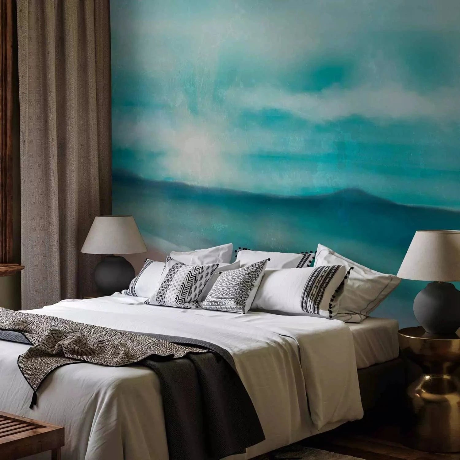 Fototapetes - Piejūras ainava – smilšaina pludmale ar jūru un kalniem  G-ART