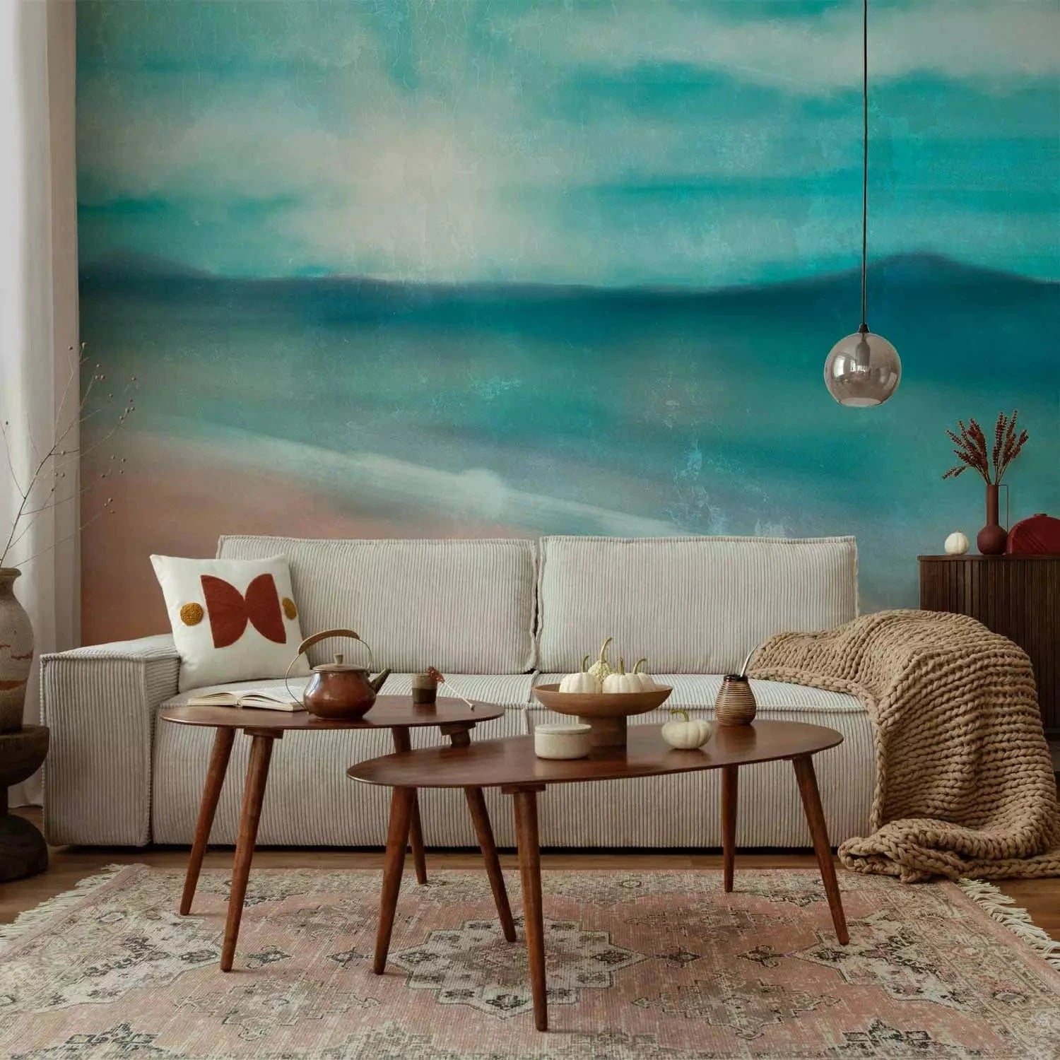 Fototapetes - Piejūras ainava – smilšaina pludmale ar jūru un kalniem  G-ART