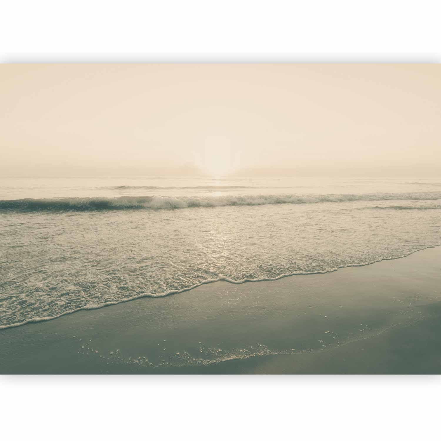 Fototapetes - Smilšainā pludmalē - Klusas jūras ainava ar viļņiem G-ART