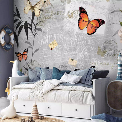 Valokuvatapetti - Perhosia harmaalla ja valkoisella taustalla kirjoituksella ja kukilla G-ART