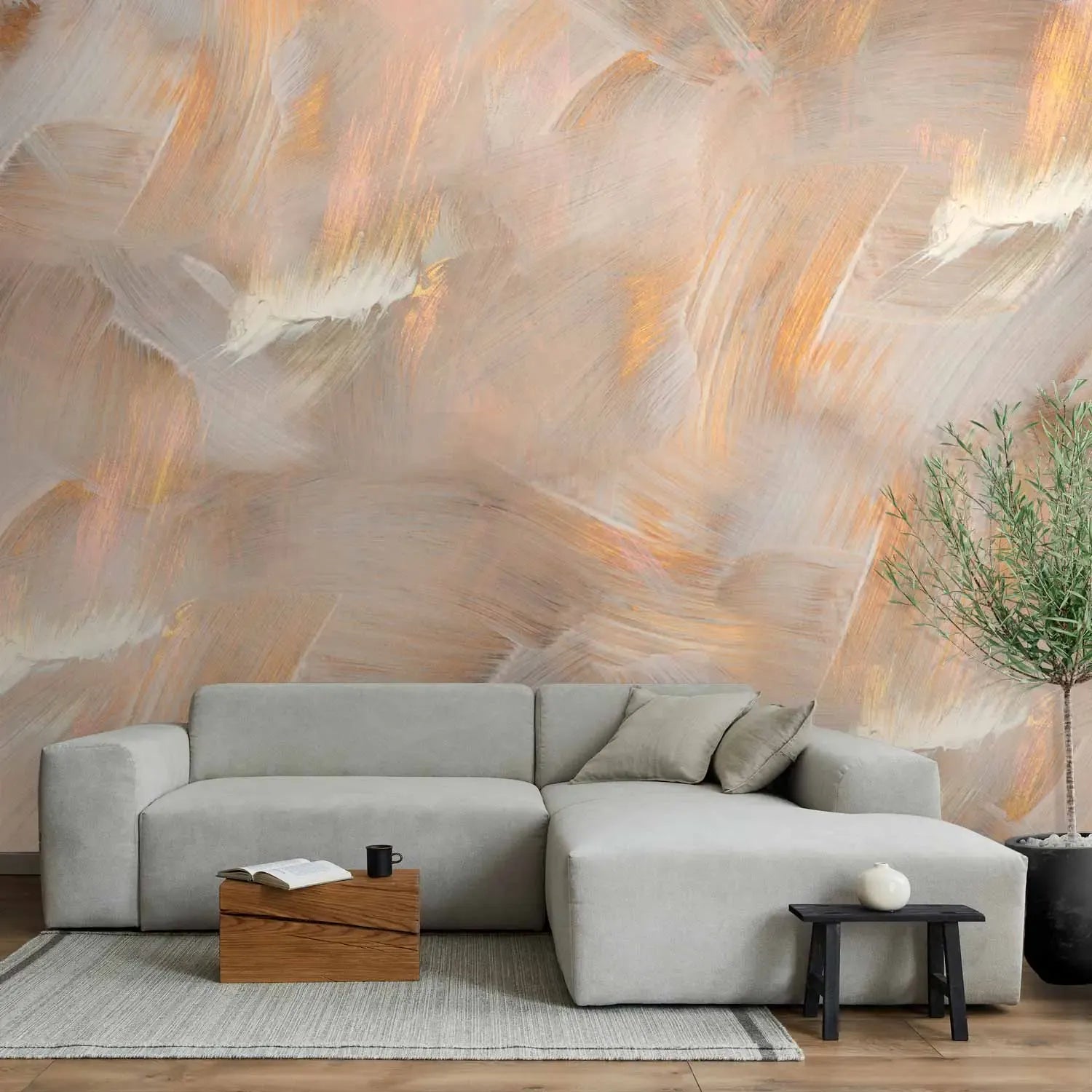 Abstrakta fototapete ar dinamiskiem, platiem otas triepieniem bēšos, krēmkrāsas un mirdzoši zeltītos toņos, veidojot mākslinieciski teksturētu un siltu sienas dizainu.
