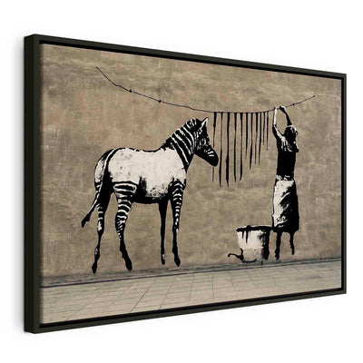 Maalaus mustassa puukehyksessä - Banksy: Seepra betonille G ART
