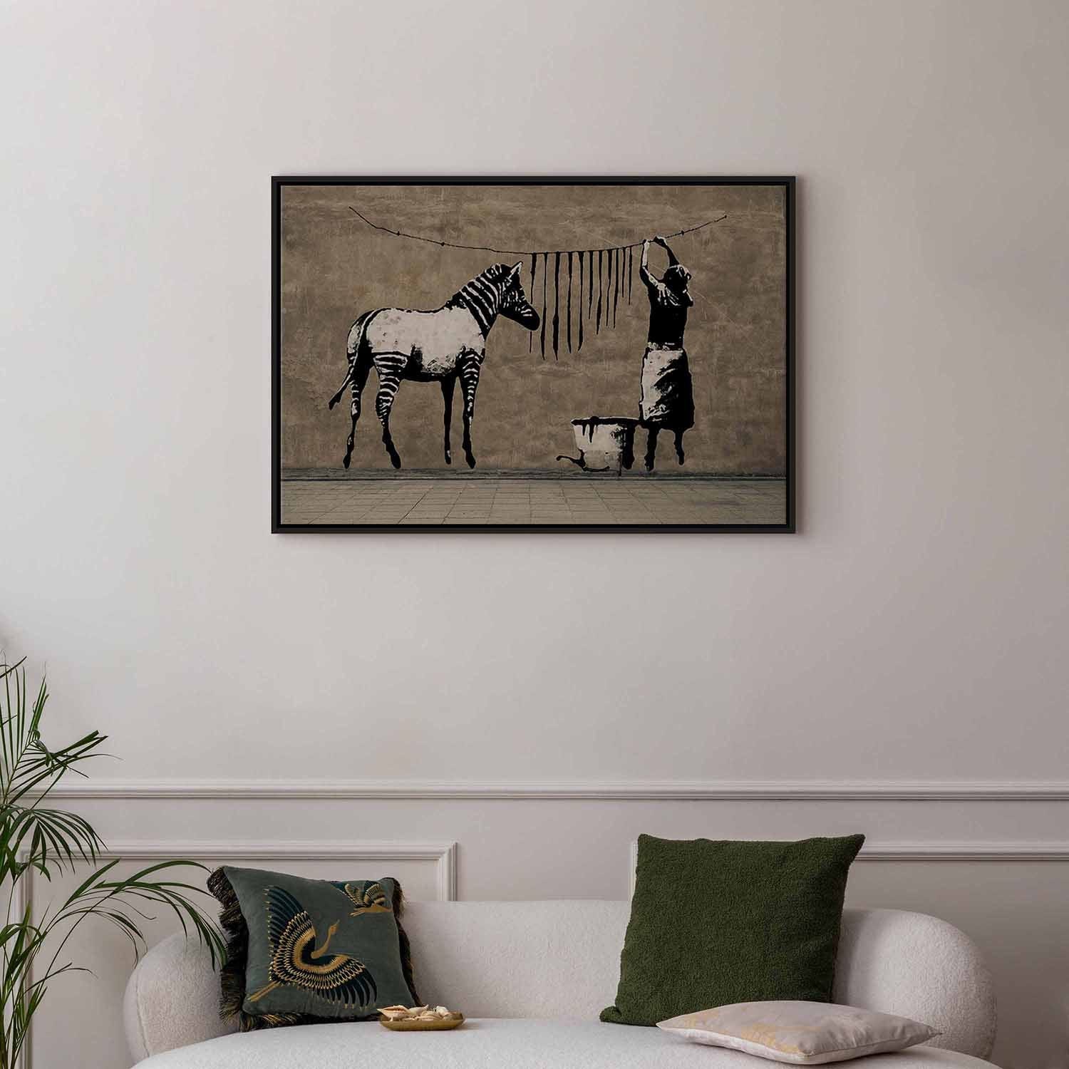 Glezna melnā koka rāmī - Banksy: Zebra uz betona - nopirkt G ART