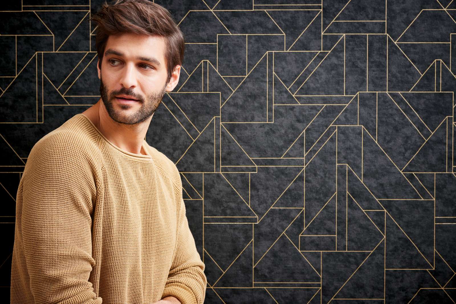 Grafiskas tapetes ar modernu līniju rakstu, melnā un bronzā - 1374020 AS Creation