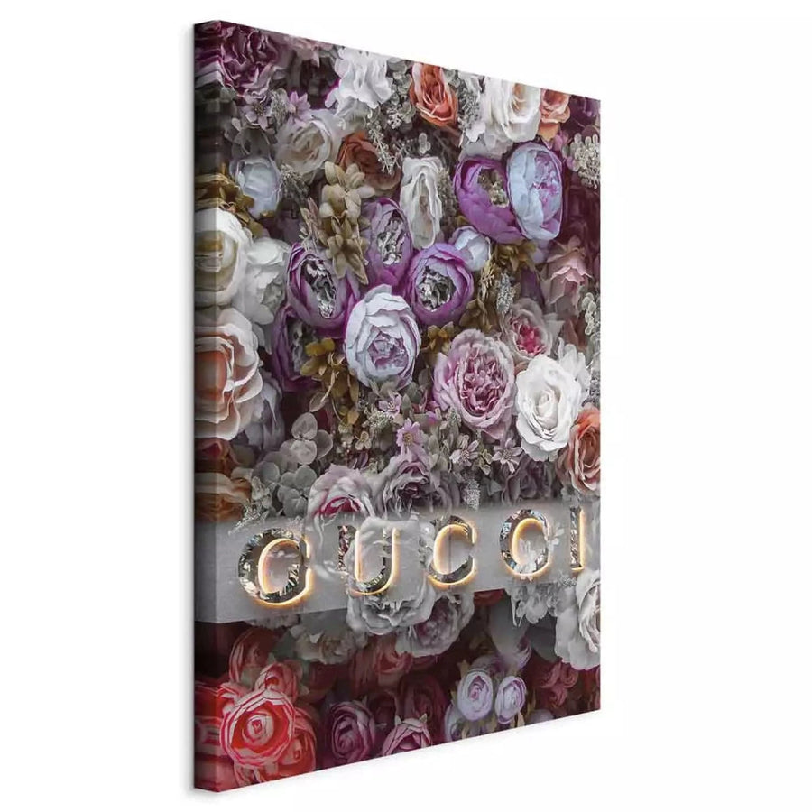 Glezna - Gucci un vertikālas rozes - uzraksts uz krāsainu ziedu fona G-ART