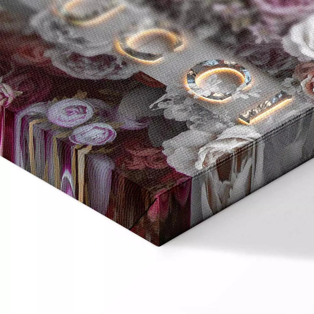 Glezna - Gucci un vertikālas rozes - uzraksts uz krāsainu ziedu fona G-ART