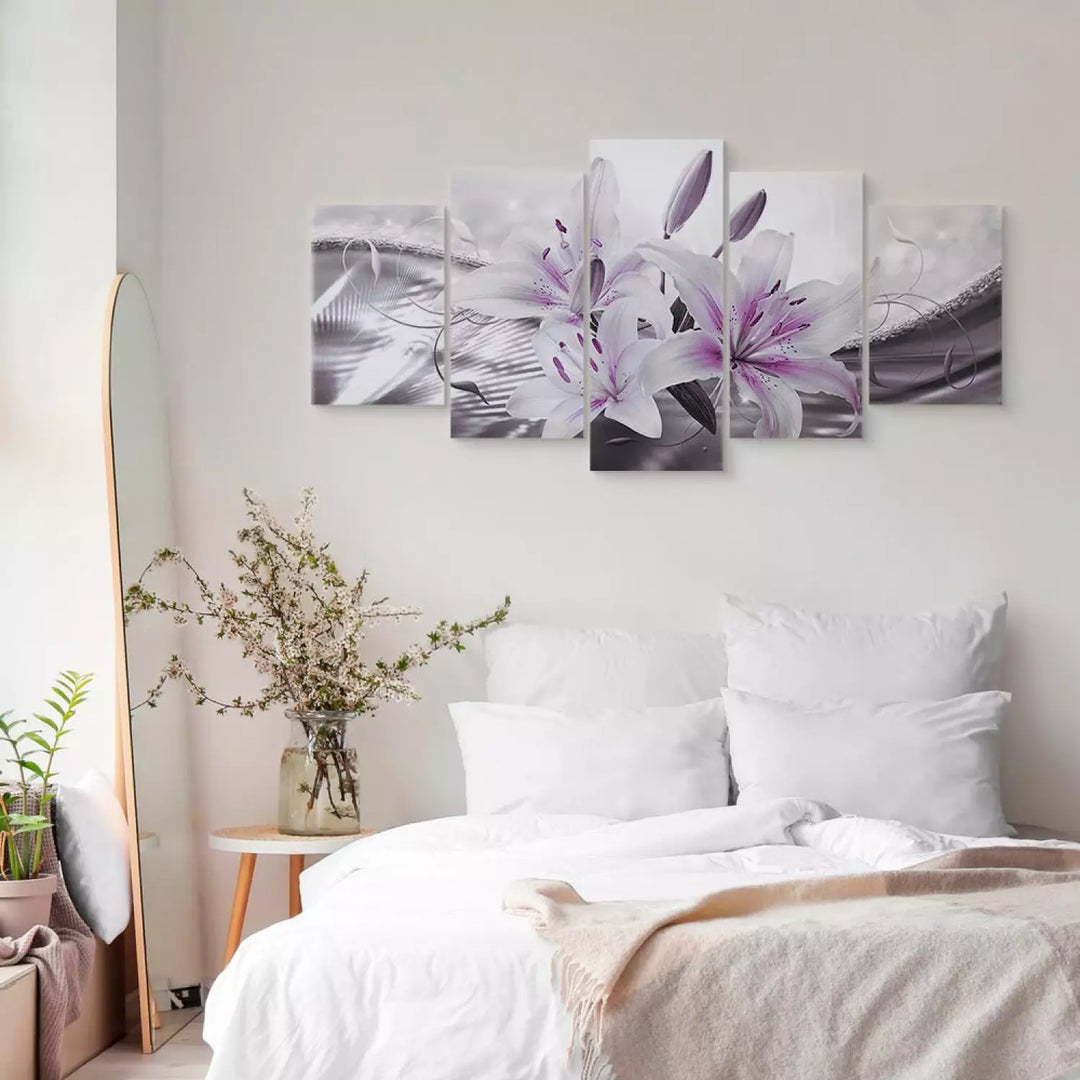 Glezna ar lilijām violetos toņos uz pelēka fona, 93795 ART XL