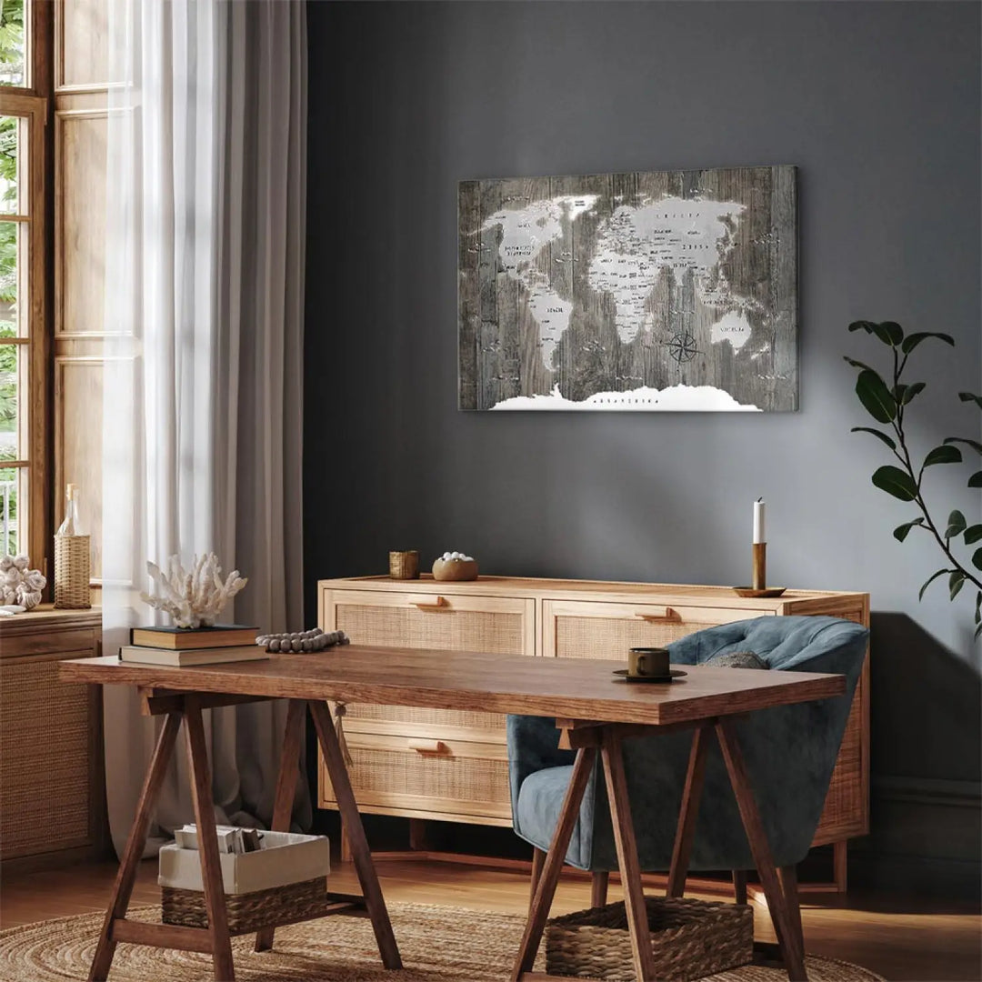 Glezna - Gaiši pelēka pasaules karte uz tumši pelēka koka ART XL