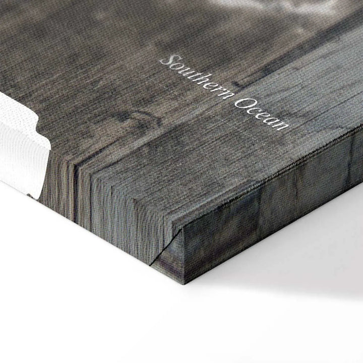 Glezna - Gaiši pelēka pasaules karte uz tumši pelēka koka ART XL